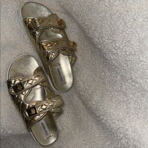 Steve Madden Metallic Gold Kids Sandals VERY GOOD CONDITION runs small fits 7